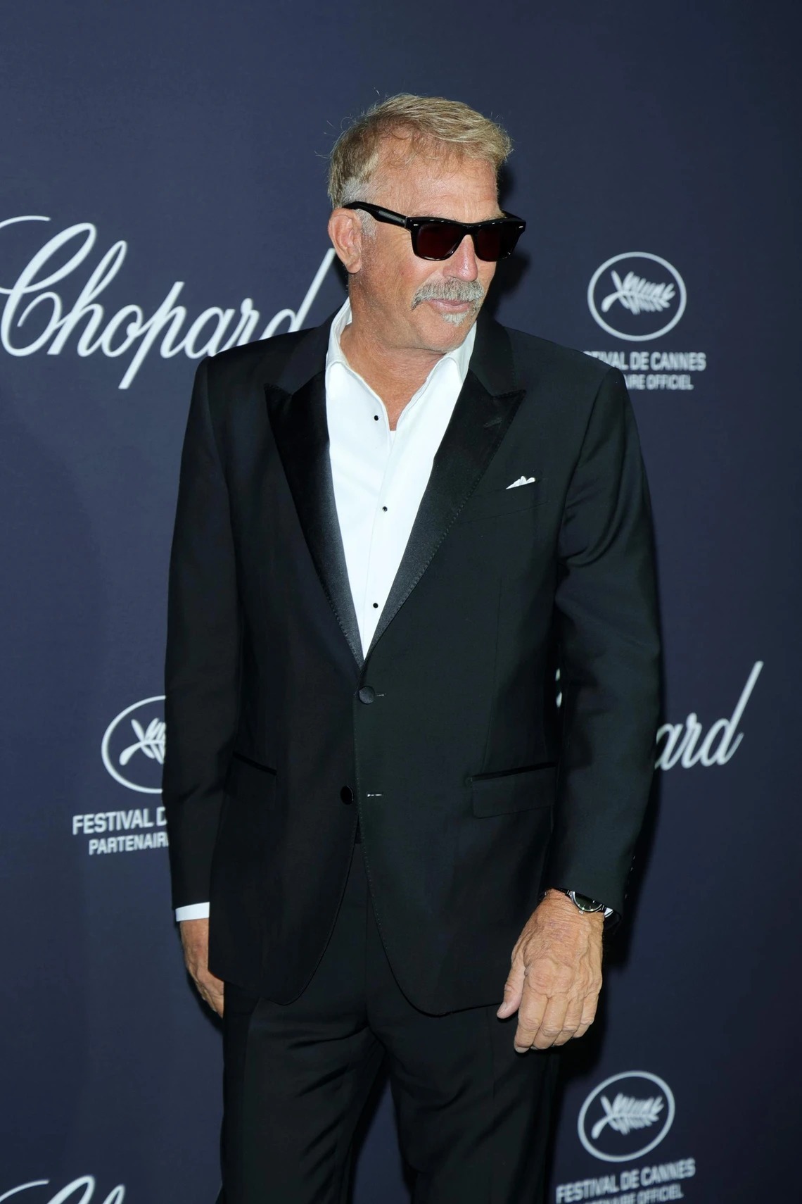Détail du style et de la moustache de Kevin Costner