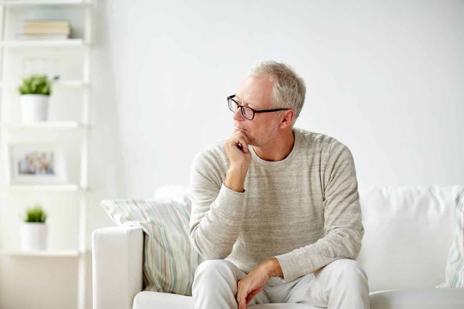 Homme stressé se tenant la tête