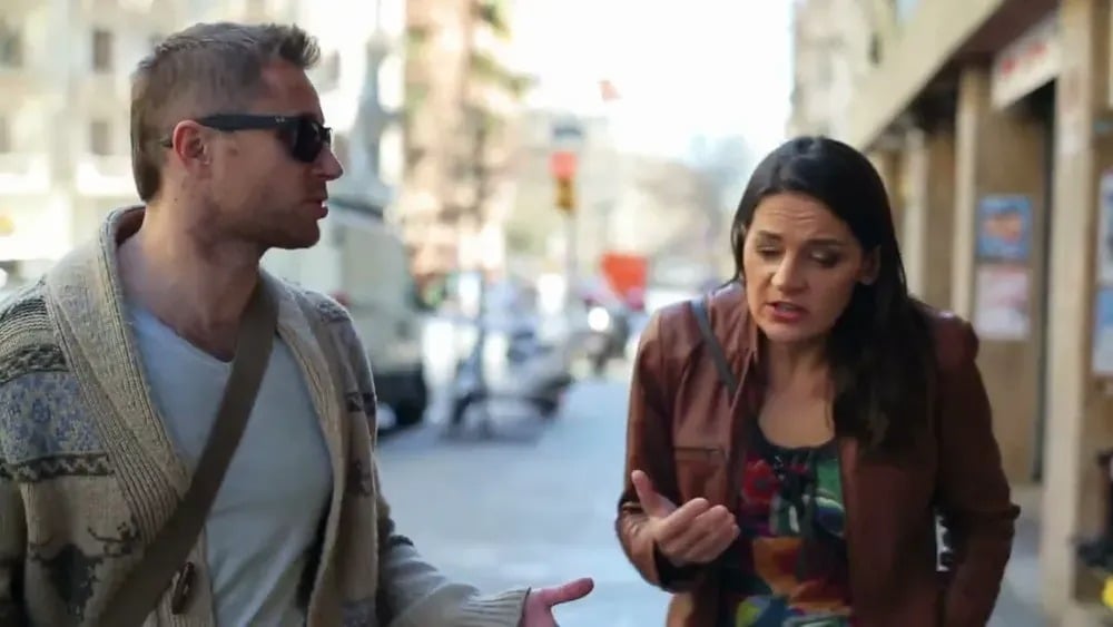 Deux femmes en conversation s&eacute;rieuse