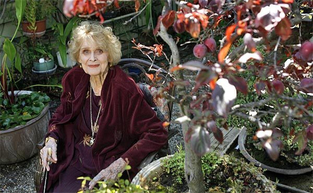 Gloria Stuart plus &acirc;g&eacute;e, souriante et artiste