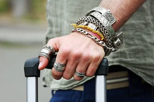 Bague de pouce comme accessoire de mode audacieux pour tous