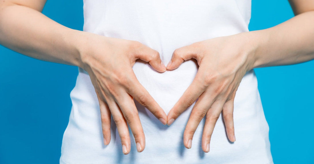 Femme souriante ayant une digestion apaisée