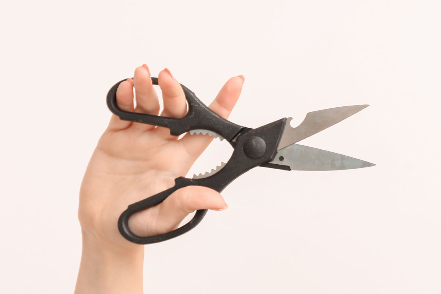 Personne utilisant des ciseaux pour ouvrir un bocal