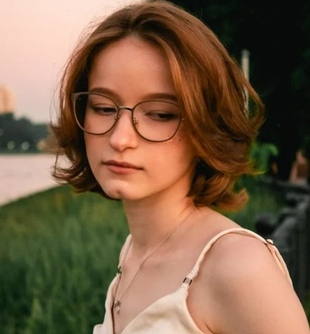 Menton pr&eacute;sentant un creux ou une fossette marqu&eacute;e