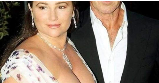 Pierce Brosnan et Keeley Shaye Smith se regardant avec tendresse