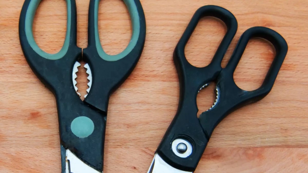 Ciseaux de cuisine pos&eacute;s sur un plan de travail