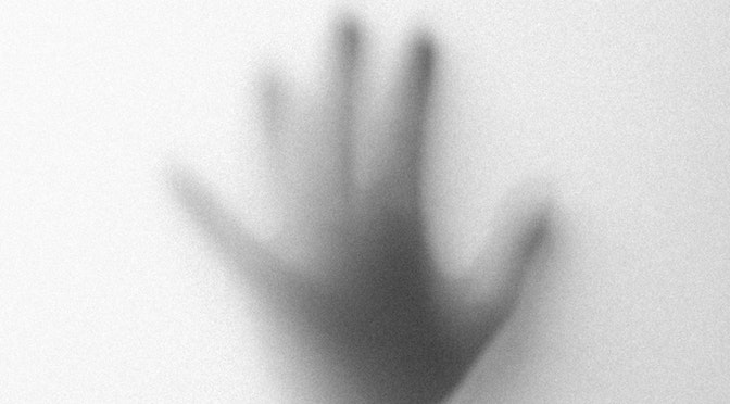 Silhouette évoquant une présence discrète