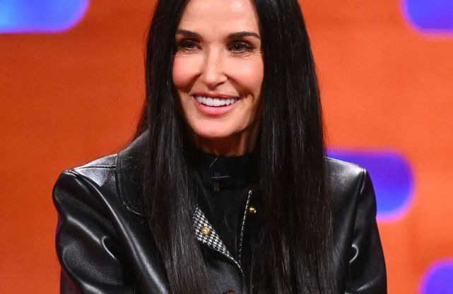 Demi Moore &eacute;l&eacute;gante et souriante, v&ecirc;tue de cuir