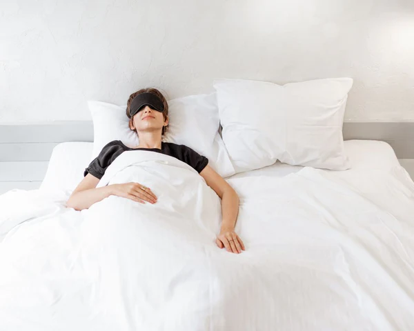 Posture de sommeil sur le dos, avec oreiller