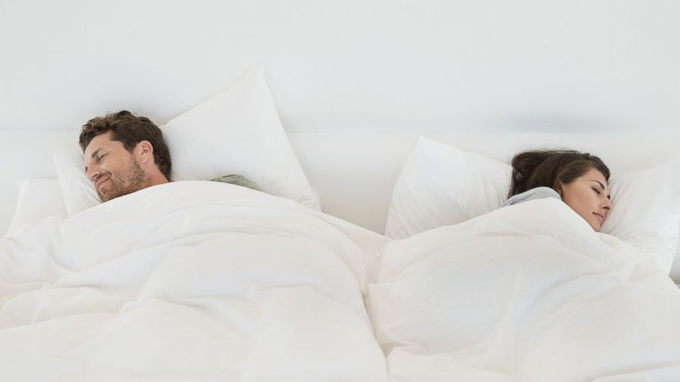 Couple dormant dos à dos