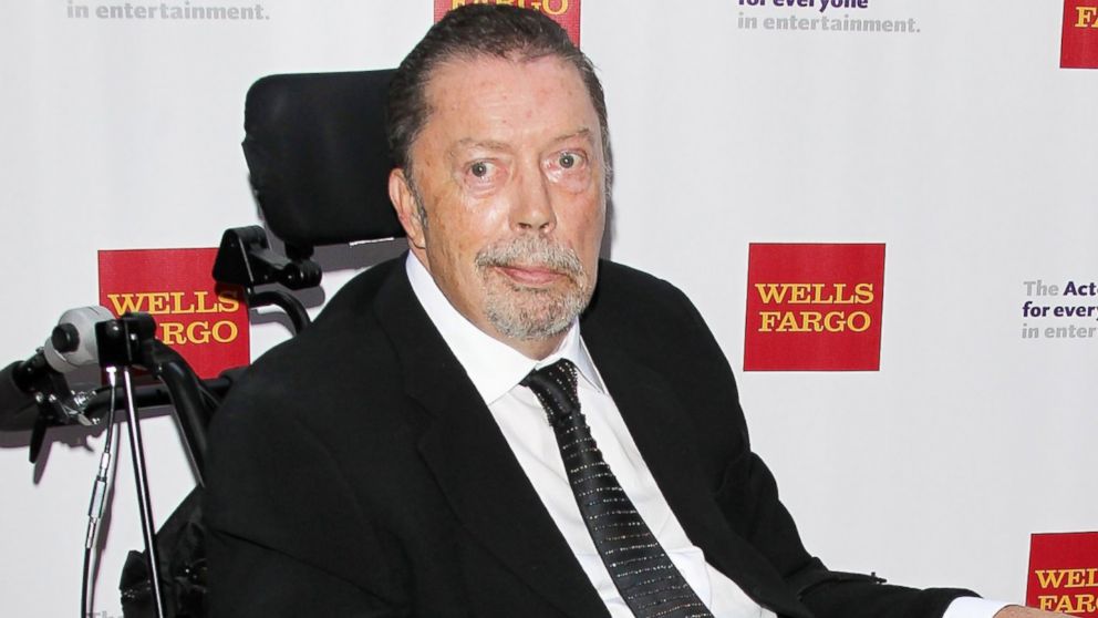 Portrait de Tim Curry, regard malicieux et bienveillant