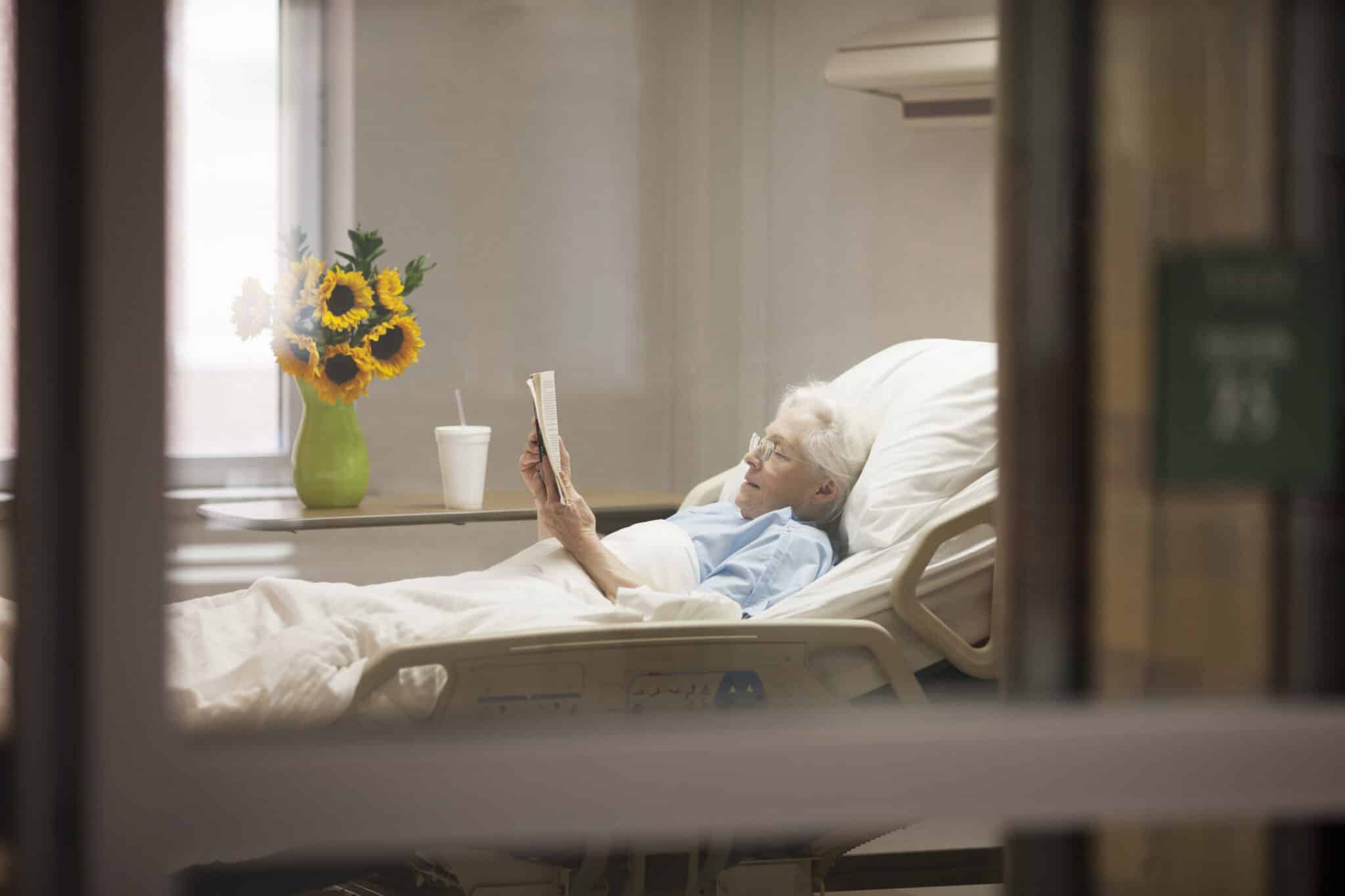 Vieille main tenant celle d'une personne malade