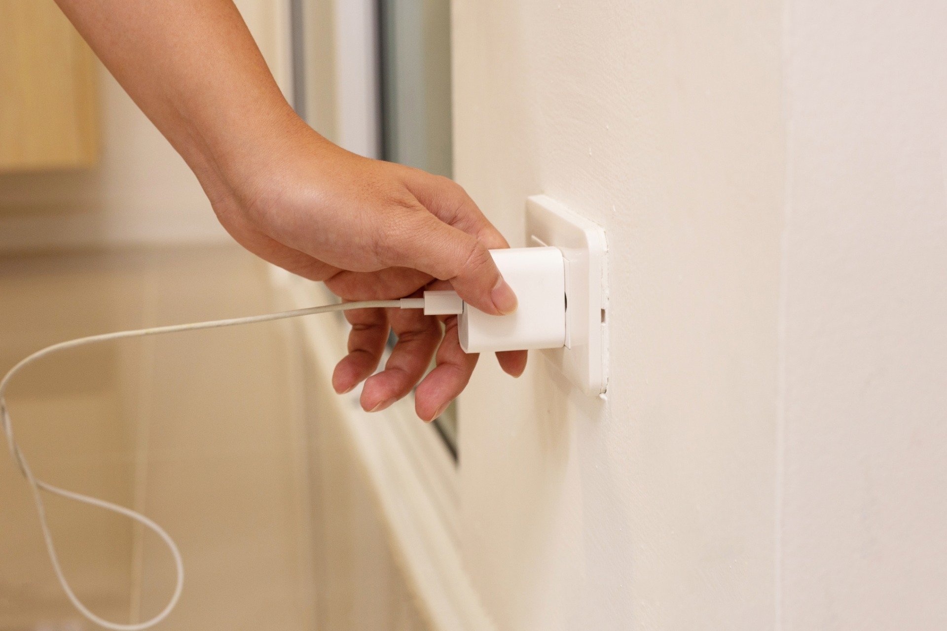 Chargeur branché dans une prise murale avec un fond flou