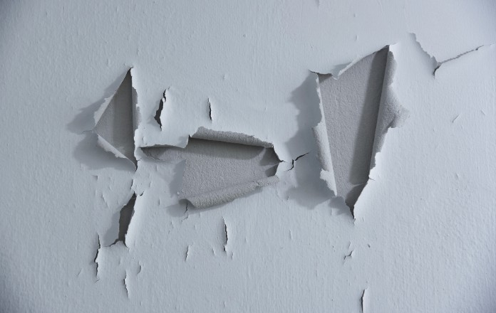 Taches de moisissure sur un mur