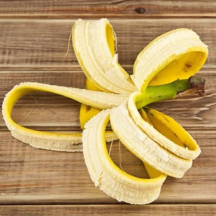Peau de banane appliquée sur le visage