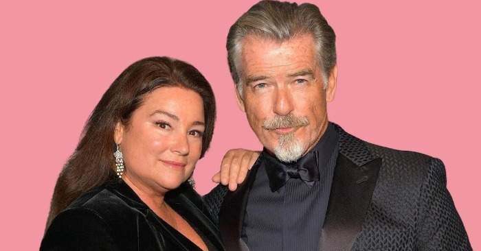 Pierce Brosnan et Keely Shaye Smith souriants, main dans la main lors d'un &eacute;v&eacute;nement