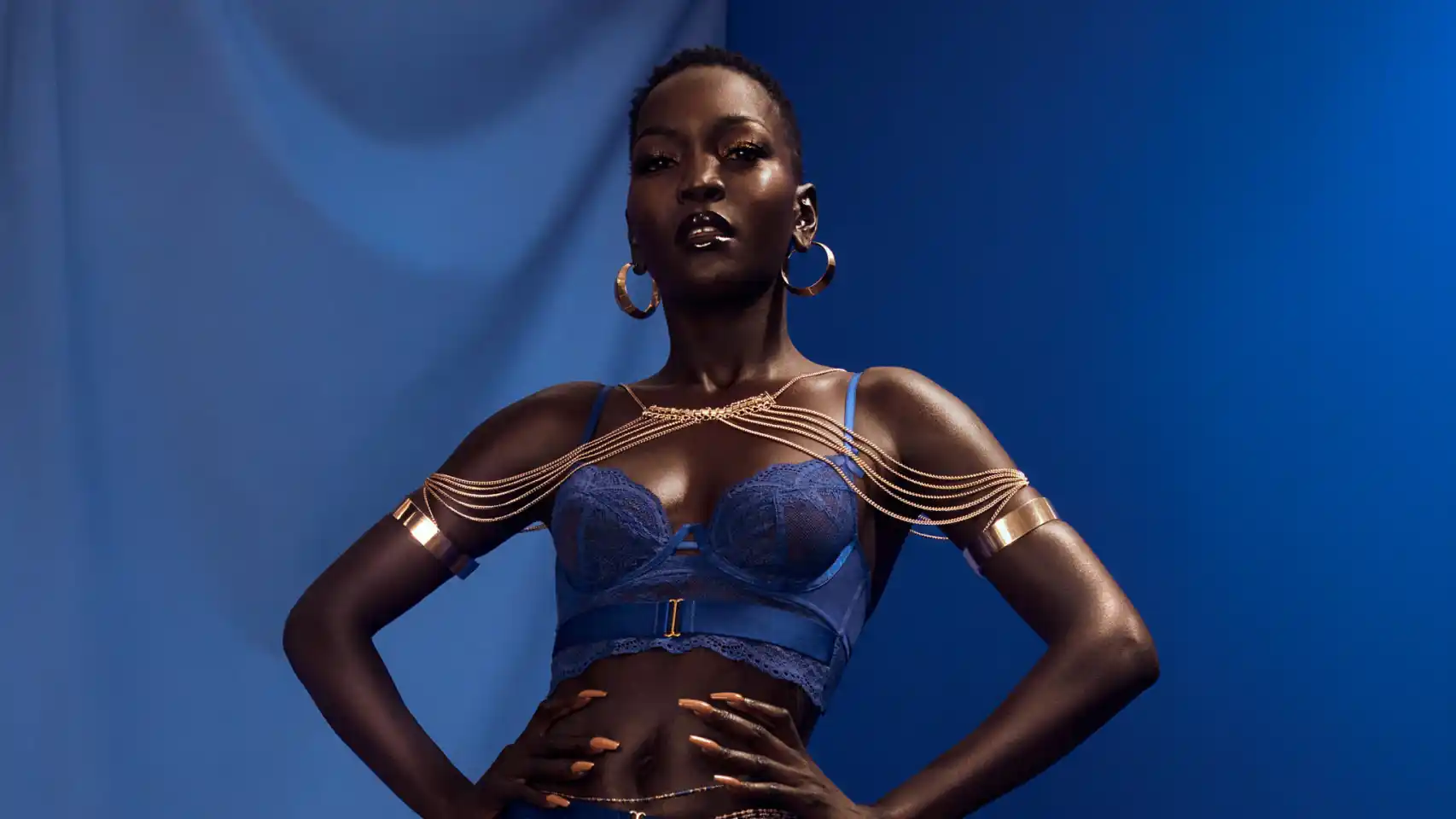 Portrait de Nyakim Gatwech, mannequin sud-soudanaise au teint ébène