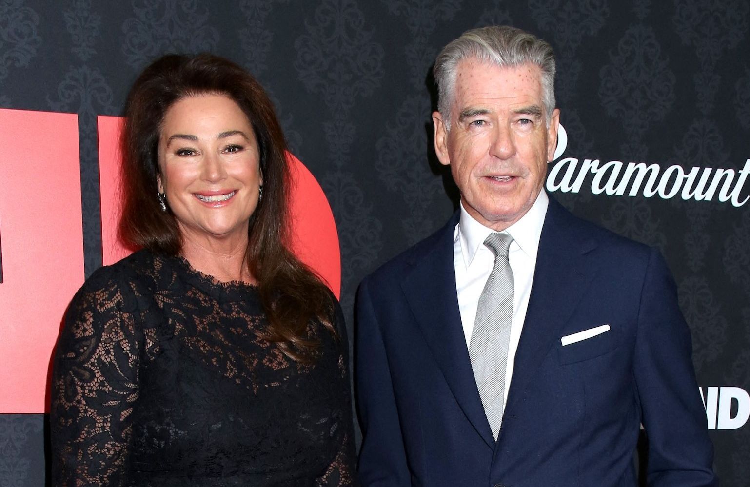 Pierce Brosnan et Keely Shaye Smith main dans la main lors d'une apparition publique
