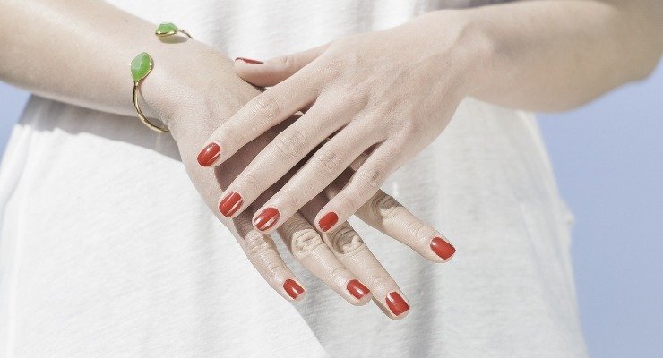 Application crème sur mains et visage