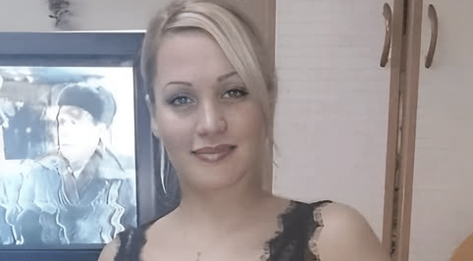 Femme déçue assise seule sur un canapé