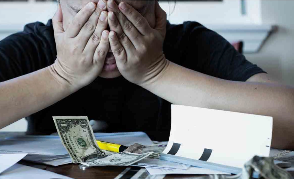 Une main tendue pour payer &agrave; la place de quelqu'un d'autre