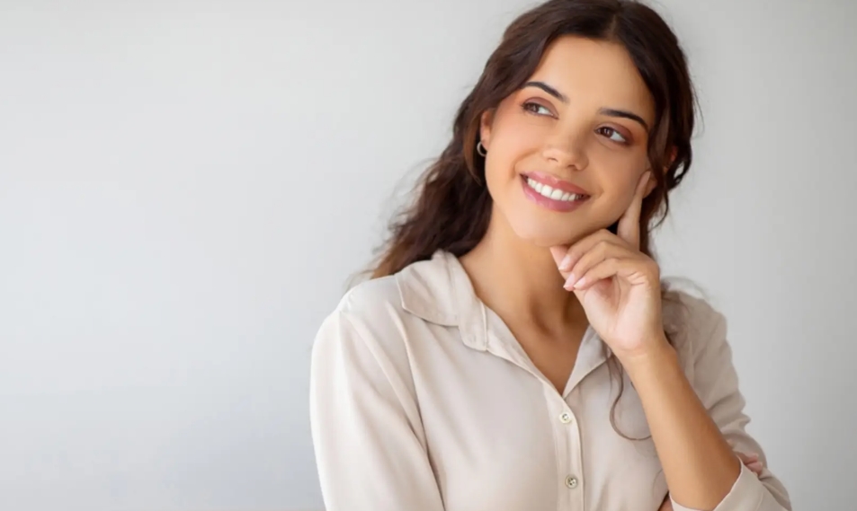 Une lettre manuscrite ouverte sur une table