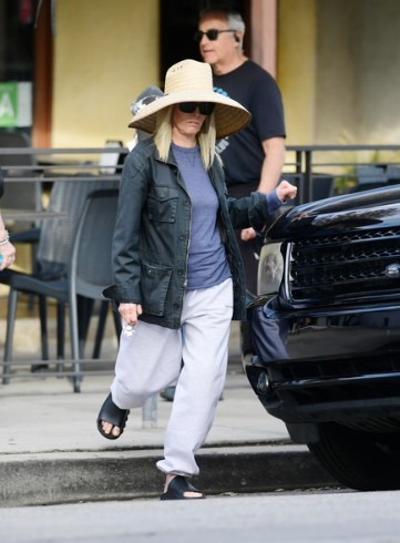 Kim Basinger r&eacute;cente, style sobre et discret