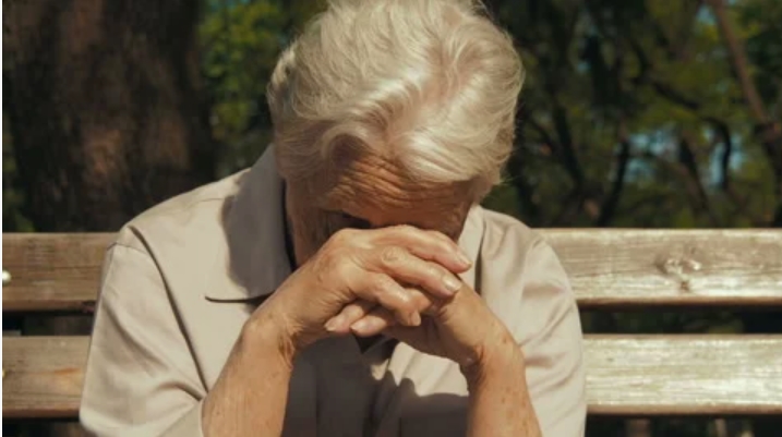Adolescent souriant et apaisant, faisant face &agrave; la cam&eacute;ra