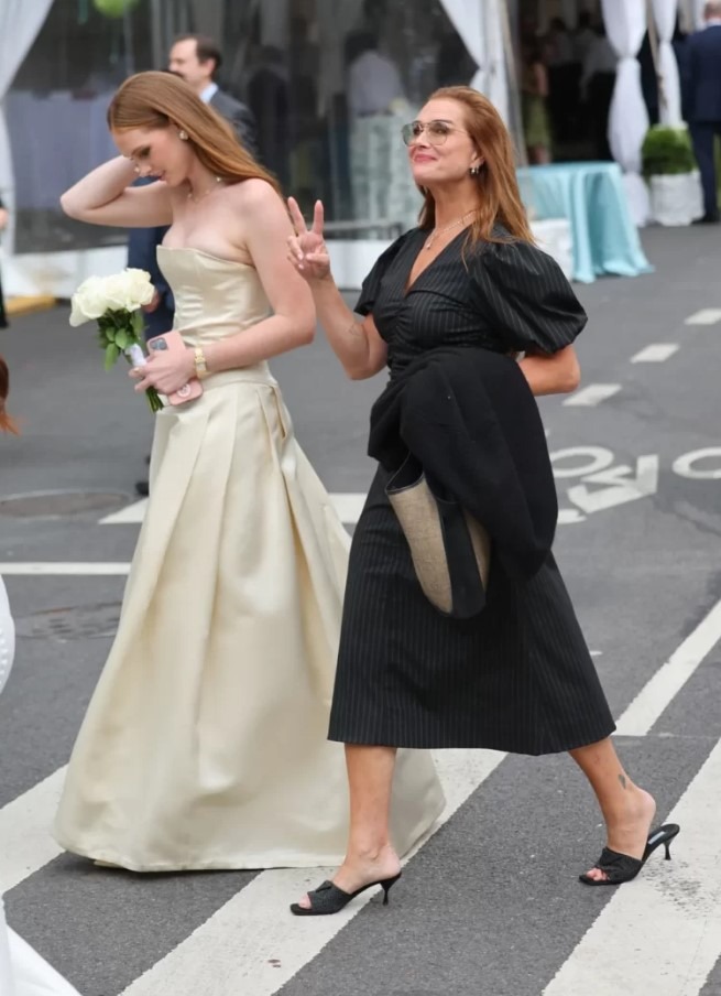 Greer Shields en robe de graduation