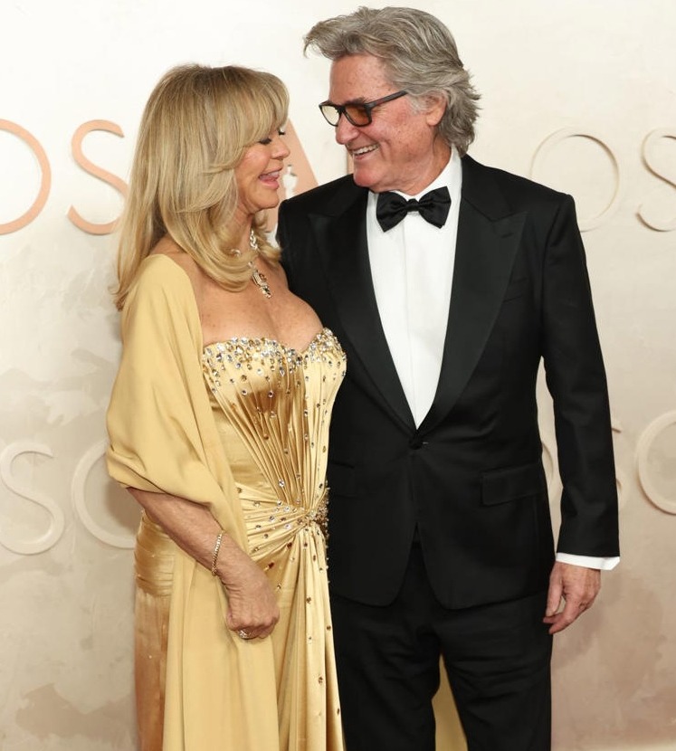Goldie Hawn et Kurt Russell souriants ensemble