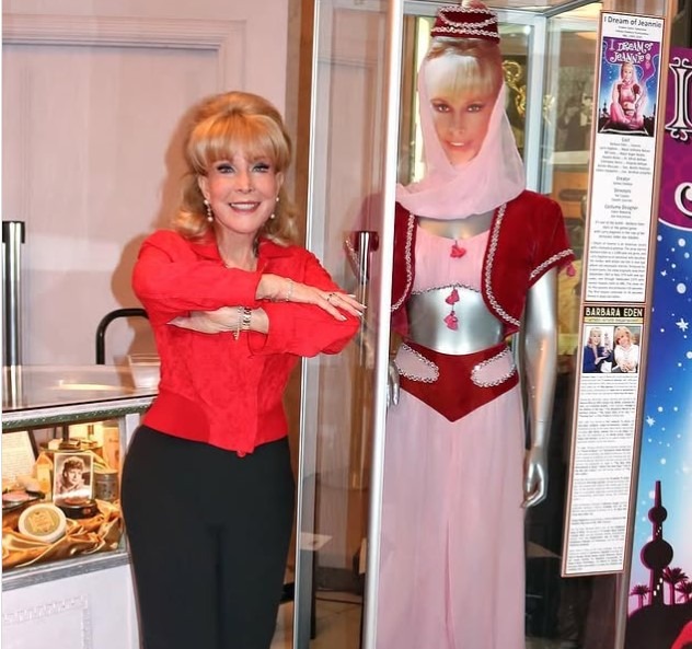 Barbara Eden en pleine conversation, expressive