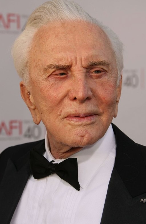 Kirk Douglas &acirc;g&eacute;, souriant