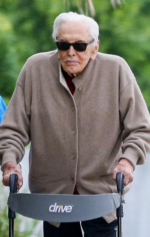 Kirk Douglas souriant dans ses vieux jours