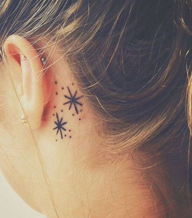 tatouage flocon derrière l'oreille