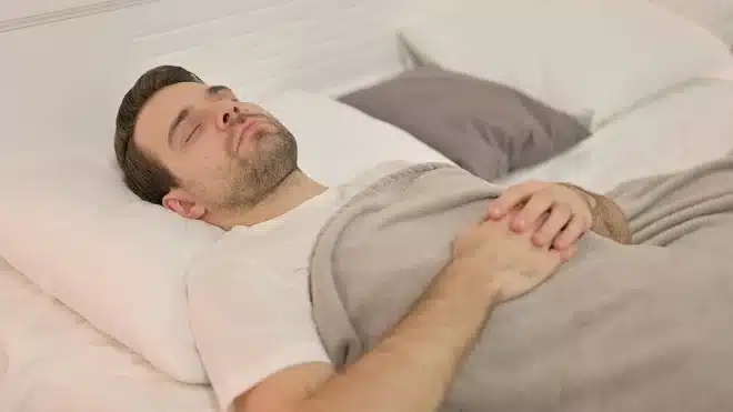 Homme âgé dormant sur le dos