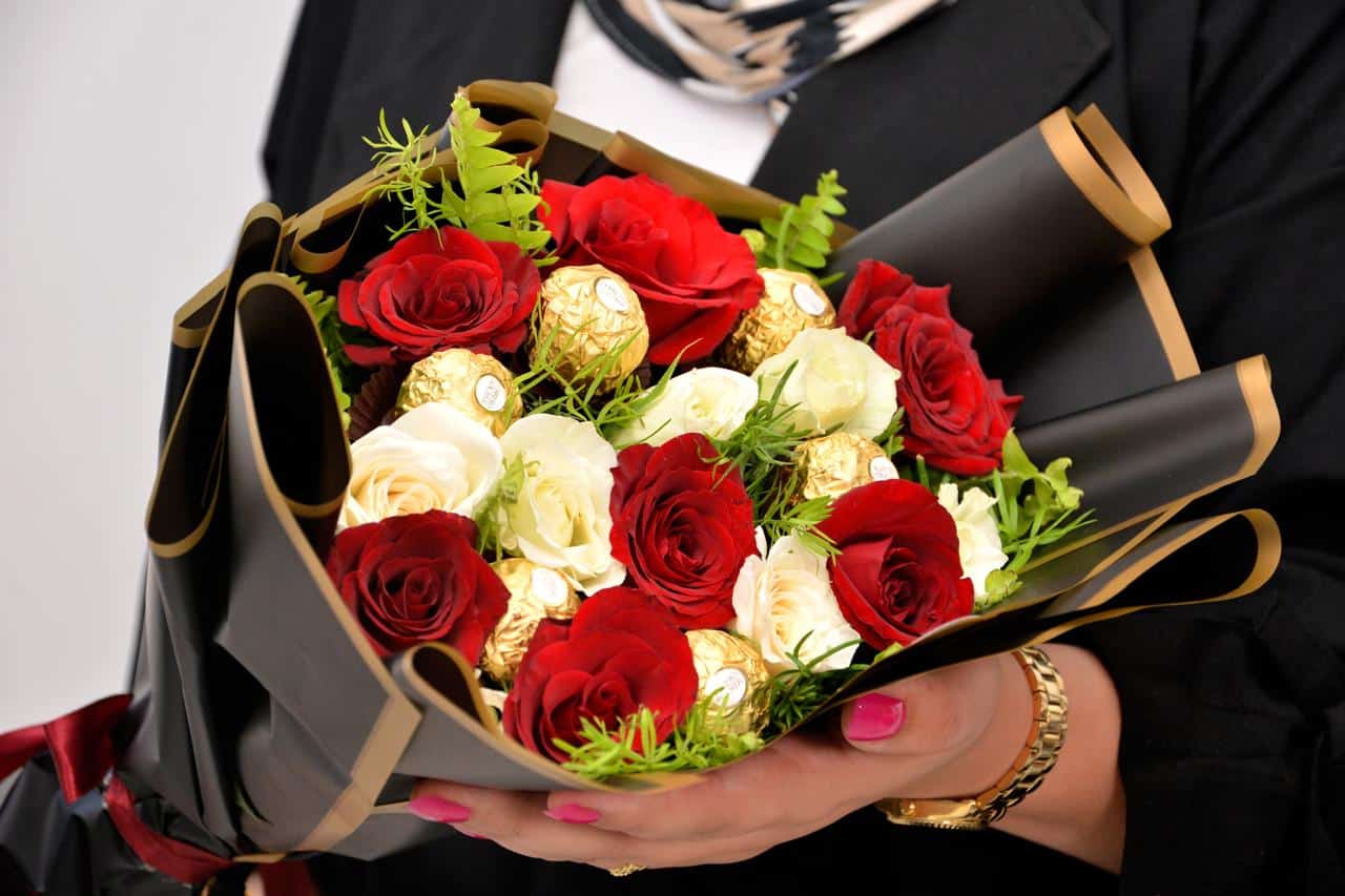 Homme offrant des fleurs à sa femme