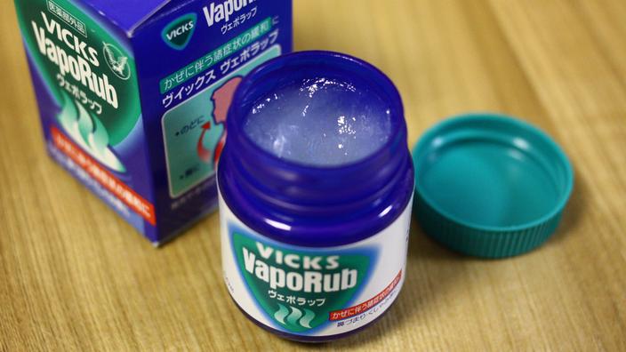 Flacon de Vicks VapoRub pos&eacute; sur une table