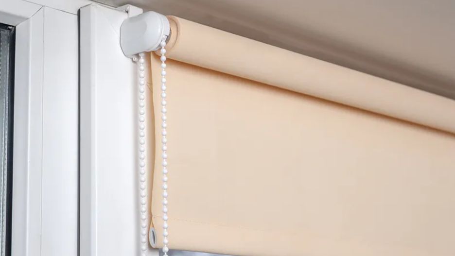 Store en tissu l&eacute;g&egrave;rement poussi&eacute;reux, laissant passer la lumi&egrave;re