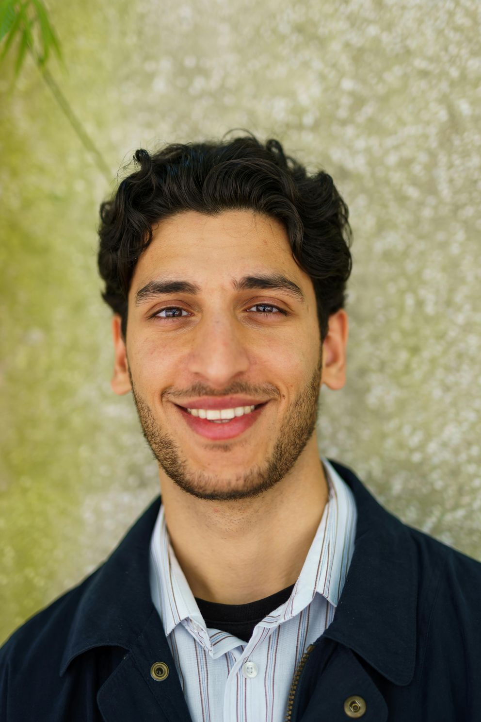 M&egrave;re et fils &acirc;g&eacute; se tenant la main sur un banc, r&eacute;concili&eacute;s