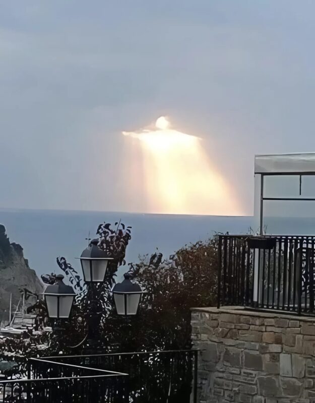 Gros plan sur la formation nuageuse intrigante, permettant de mieux discerner la silhouette