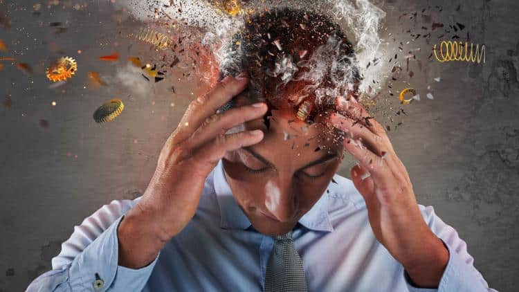 Personne stressée se massant les tempes