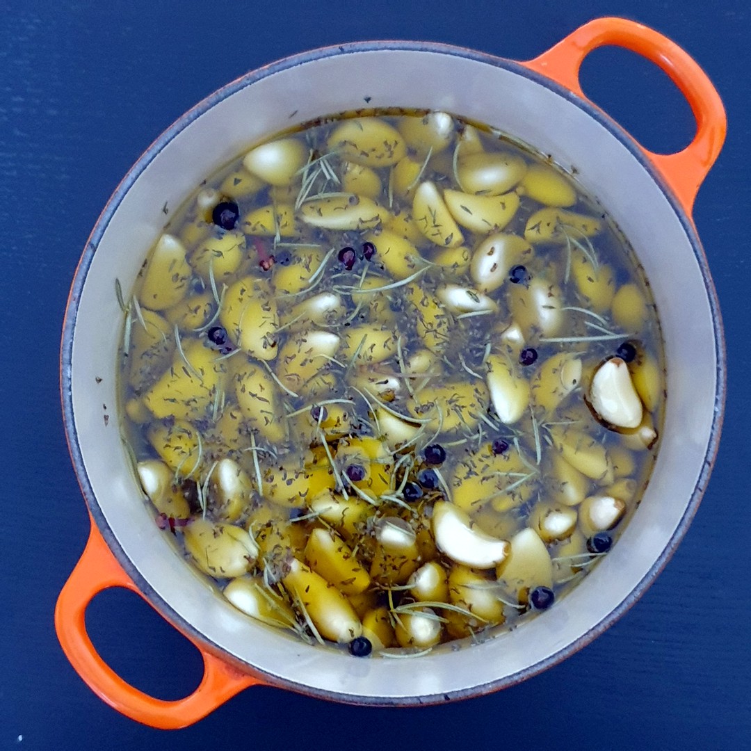 Préparation d'une infusion d'ail et cannelle