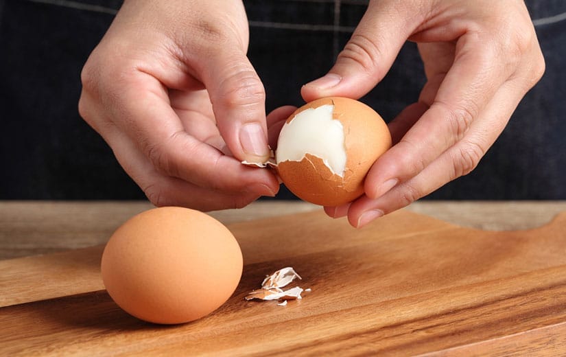 &OElig;uf dur &eacute;cal&eacute; montrant une surface lisse