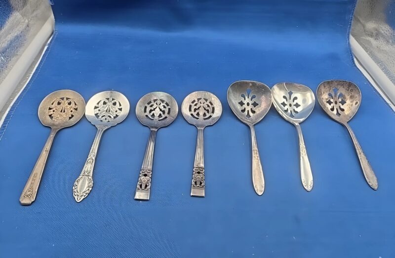 Cuill&egrave;re &agrave; bonbons en argent pos&eacute;e pr&egrave;s de chocolats