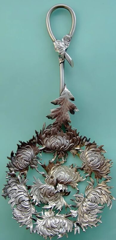 Photo en gros plan d'une cuill&egrave;re ancienne au design incurv&eacute;