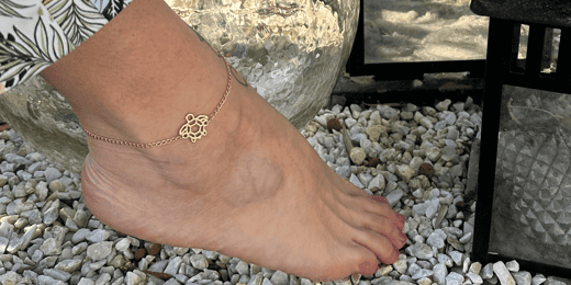 Illustration du port du bracelet de cheville gauche ou droite