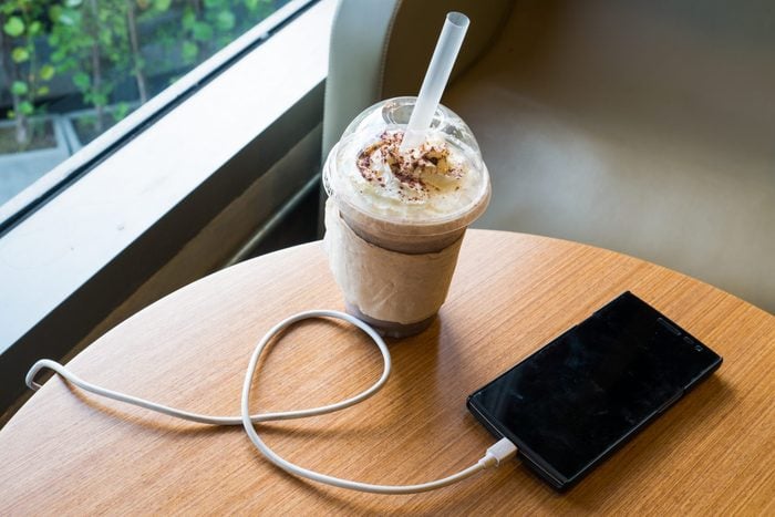 Téléphone en charge dans un café