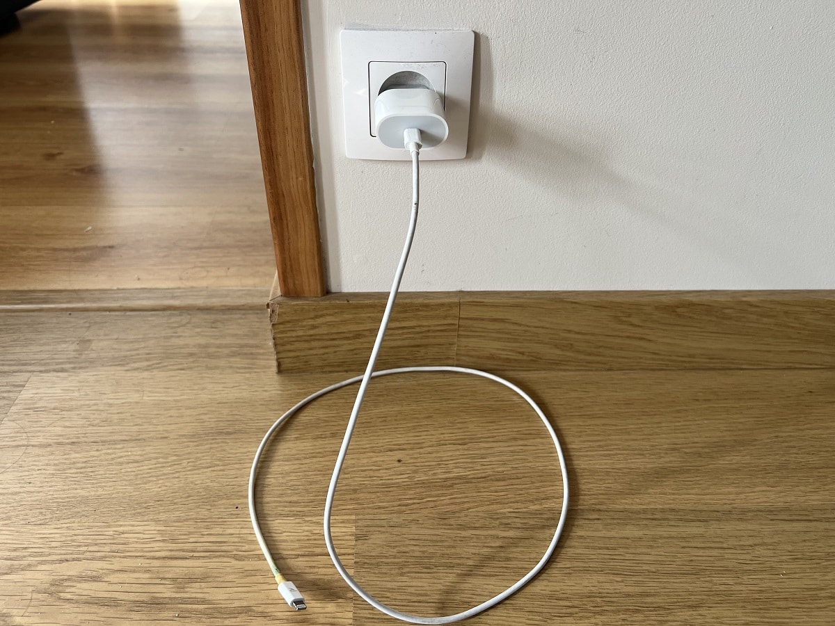 Chargeur accessible dans une prise à hauteur d'enfant