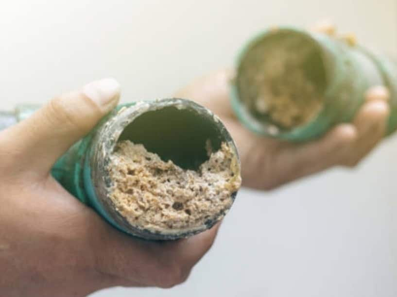 Illustration montrant des dépôts de graisse dans une canalisation