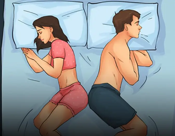 Couple assis dos à dos, illustrant la distance émotionnelle